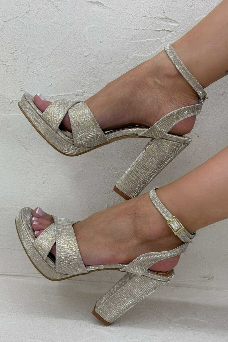 SANDALE TË SHNDRITSHME ME TAKË PËR FEMRA NË NGJYRË GOLD - 1