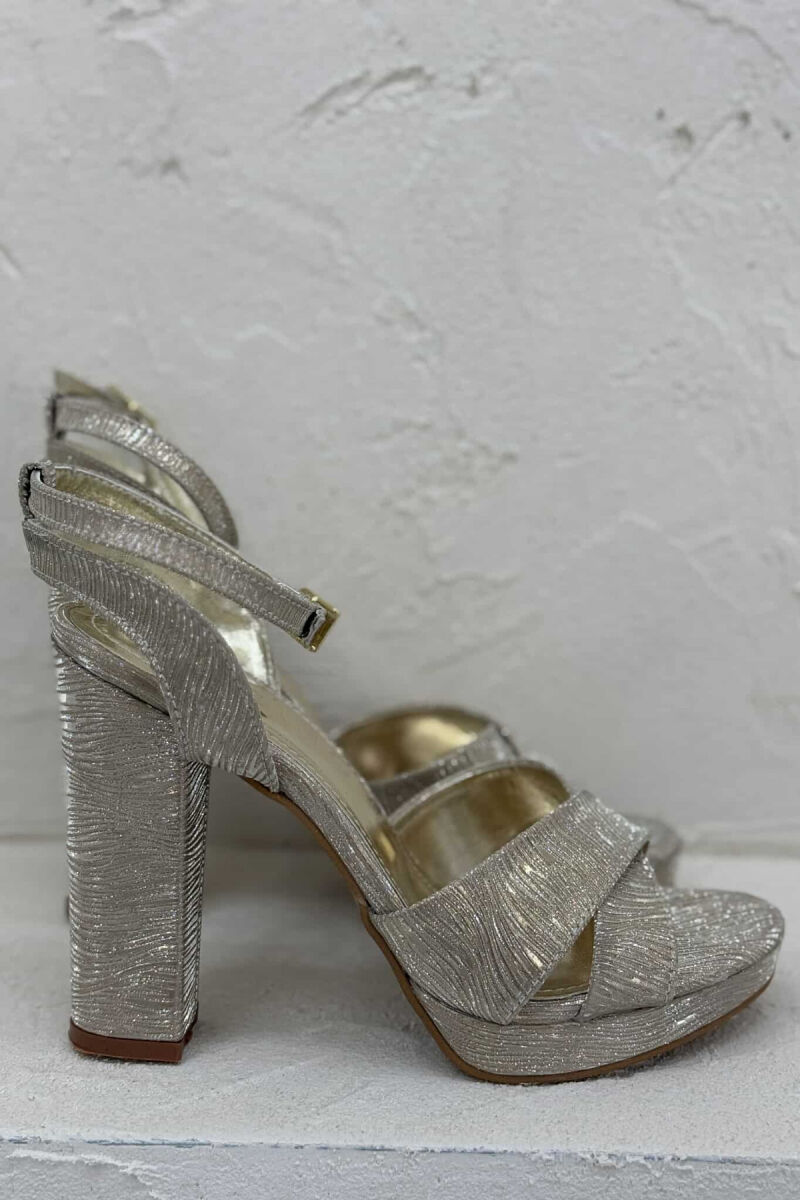 SANDALE TË SHNDRITSHME ME TAKË PËR FEMRA NË NGJYRË GOLD - 2