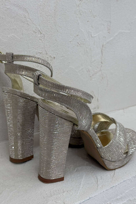 SANDALE TË SHNDRITSHME ME TAKË PËR FEMRA NË NGJYRË GOLD - 4