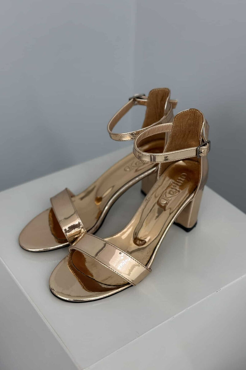 SANDALE TË SHNDRITSHME ME TAKË PËR FEMRA NË NGJYRË GOLD - 2