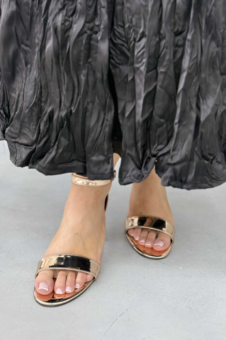 SANDALE TË SHNDRITSHME ME TAKË PËR FEMRA NË NGJYRË GOLD - 3