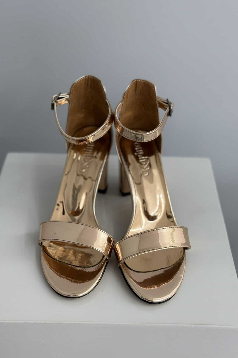 SANDALE TË SHNDRITSHME ME TAKË PËR FEMRA NË NGJYRË GOLD - 4