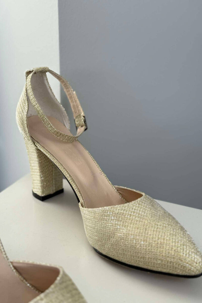 SANDALE TË SHNDRITSHME ME TAKË PËR FEMRA NË NGJYRË GOLD - 3