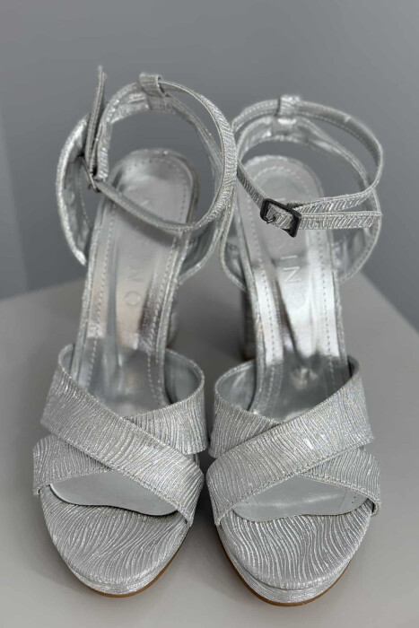 SANDALE TË SHNDRITSHME ME TAKË PËR FEMRA NË NGJYRË GRI E ZBARDHUR - 2