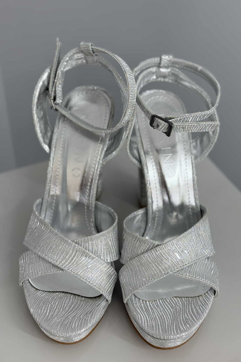 SANDALE TË SHNDRITSHME ME TAKË PËR FEMRA NË NGJYRË GRI E ZBARDHUR - 2