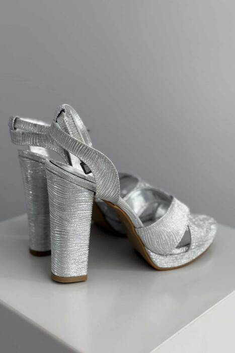 SANDALE TË SHNDRITSHME ME TAKË PËR FEMRA NË NGJYRË GRI E ZBARDHUR - 3