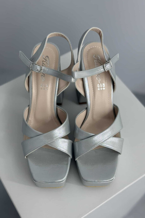 SANDALE TË SHNDRITSHME ME TAKË PËR FEMRA NË NGJYRË GRI - 3