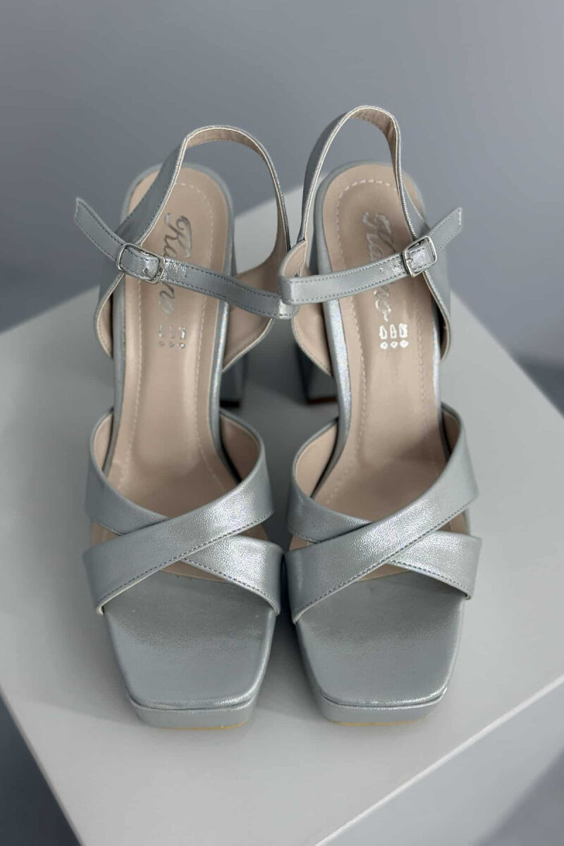 SANDALE TË SHNDRITSHME ME TAKË PËR FEMRA NË NGJYRË GRI - 3