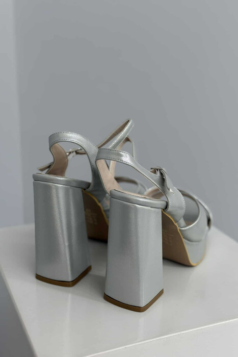 SANDALE TË SHNDRITSHME ME TAKË PËR FEMRA NË NGJYRË GRI - 6