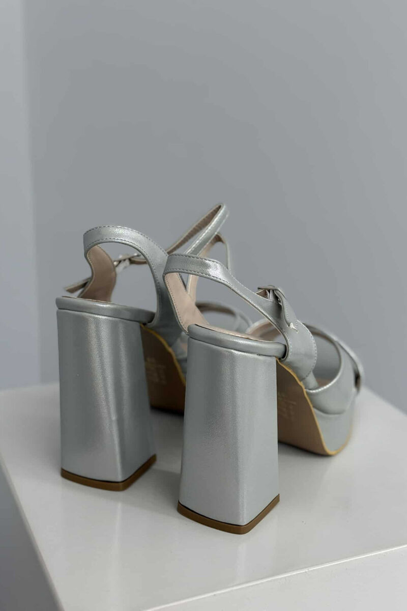 SANDALE TË SHNDRITSHME ME TAKË PËR FEMRA NË NGJYRË GRI - 6