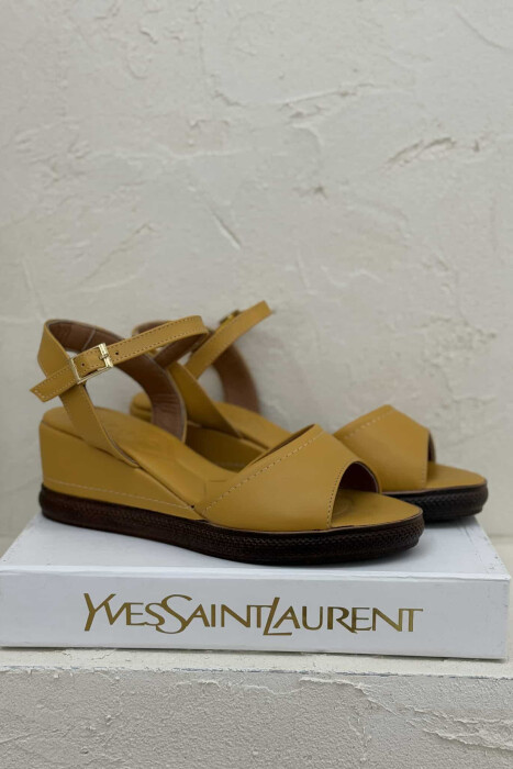 SANDALE TË THJESHTA NJË NGJYRËSHE PËR FEMRA NË NGJYRËN MUSTARDË - 4