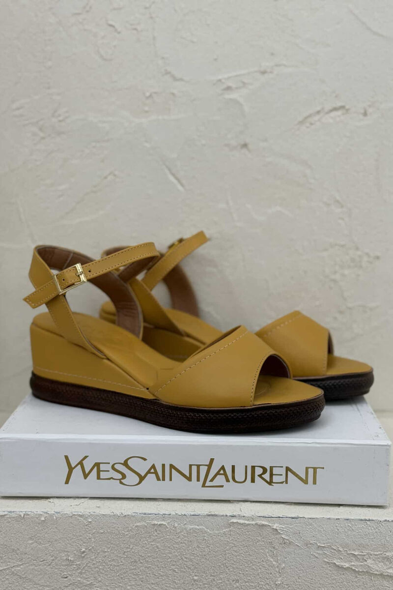 SANDALE TË THJESHTA NJË NGJYRËSHE PËR FEMRA NË NGJYRËN MUSTARDË - 4