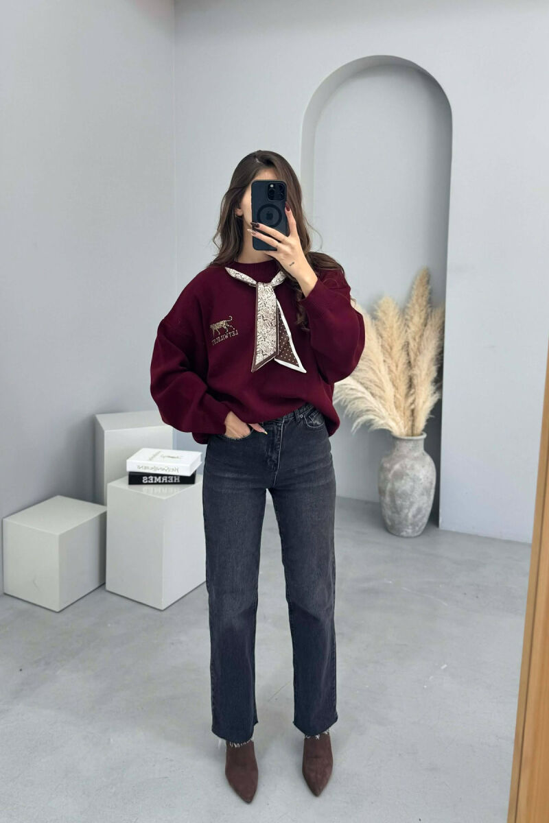 SCARF DETAIL LEO IMAGE WRITTINGS WOMEN SWEATER BURGUNDY/VISHNJE - 2