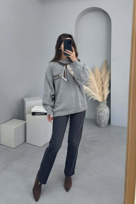 SCARF DETAIL LEO IMAGE WRITTINGS WOMEN SWEATER GREY/GRI 