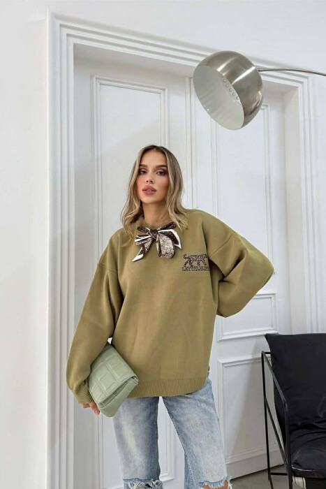 SCARF DETAIL LEO IMAGE WRITTINGS WOMEN SWEATER OLIVE/ULLI 