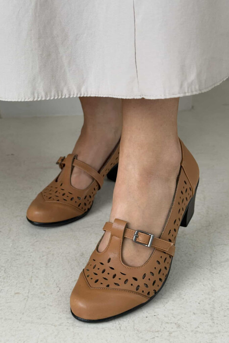 KËPUCE NJË NGJYRËSHE ME GJYSMË TAKË NË NGJYRË KAFE - KLAUDIO FASHION