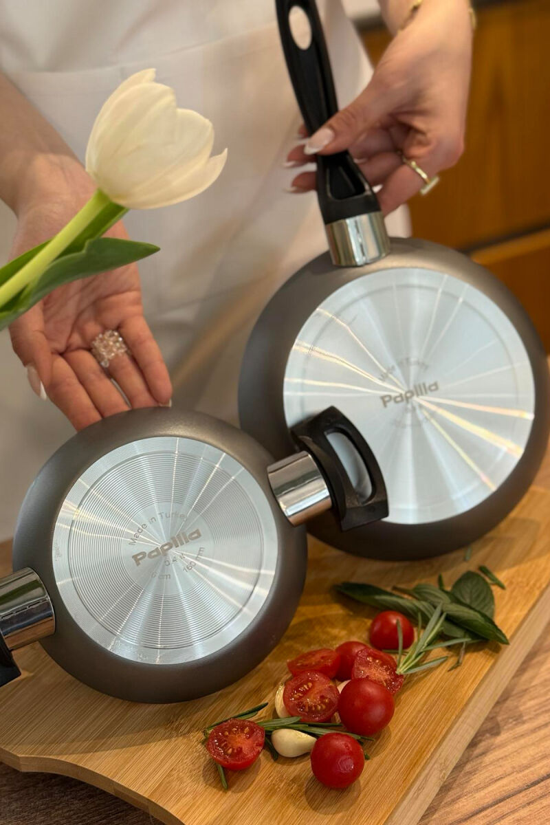 SET DY PJESËSH TIGAN PËR SERVIRJE 16CM+TIGAN PËR SKUQJE 20CM NË NGJYRËN GRI - 12