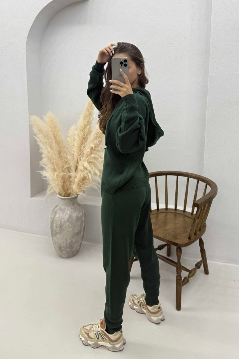 SET ME KAPUC PËR FEMRA NË NGJYRËN JESHILE E ERRËT - 3