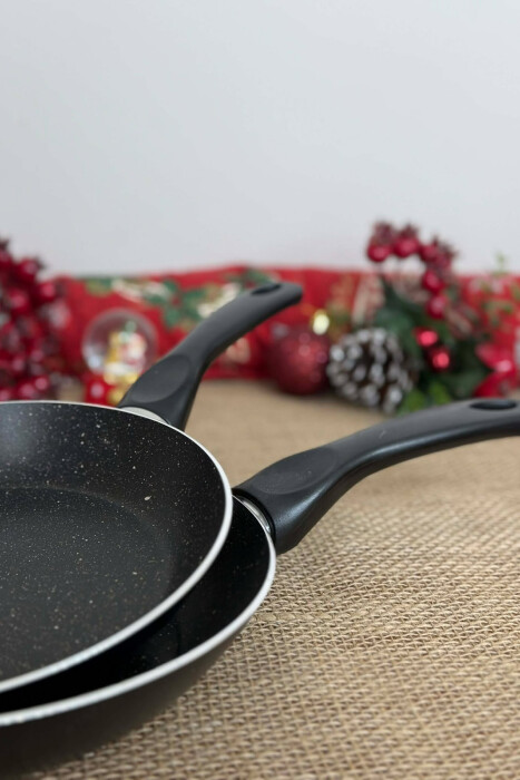 SET ME TIGANË NË DY MADHËSI TË NDRYSHME 20-24 CM NË NGJYRËN E ZEZË - 9