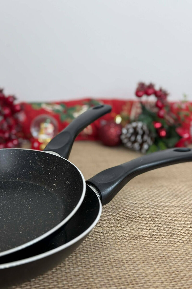 SET ME TIGANË NË DY MADHËSI TË NDRYSHME 20-24 CM NË NGJYRËN E ZEZË - 9