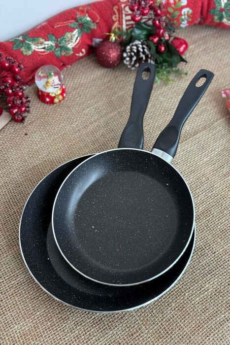 SET ME TIGANË NË DY MADHËSI TË NDRYSHME 20-24 CM NË NGJYRËN E ZEZË - 10