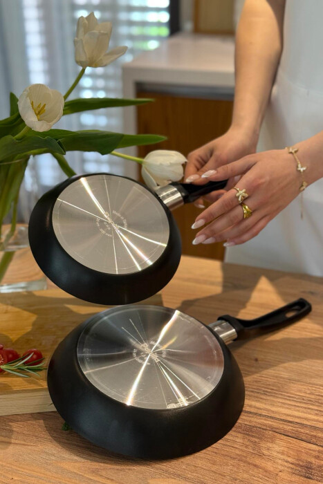 SET ME TIGANË NË DY MADHËSI TË NDRYSHME 20-24 CM NË NGJYRËN E ZEZË - 3