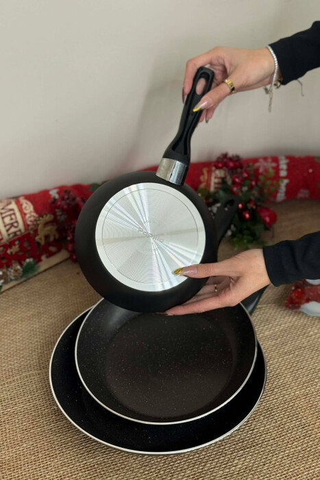 SET ME TIGANË NË TRE MADHËSI TË NDRYSHME 18-22-26 CM NË NGJYRËN E ZEZË - 11