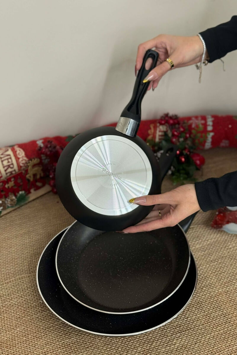 SET ME TIGANË NË TRE MADHËSI TË NDRYSHME 18-22-26 CM NË NGJYRËN E ZEZË - 11