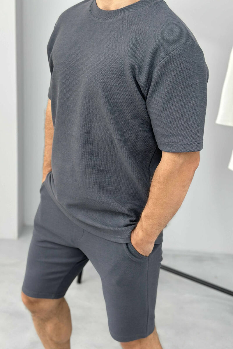 SET NJE NGJYRËSH BLUZË+PANTALLONA TË SHKURTRA PËR MESHKUJ NË NGJYRËN GRI E ERRËT - 4