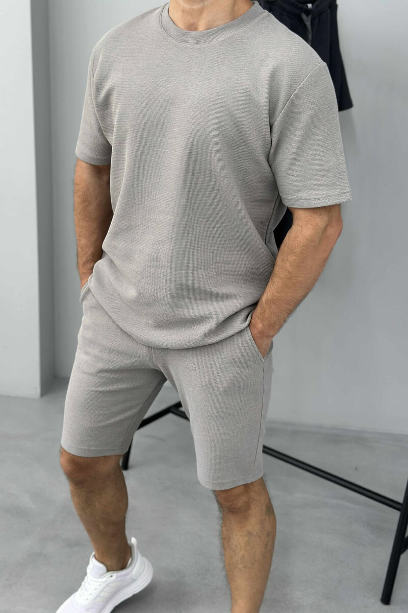 SET NJE NGJYRËSH BLUZË+PANTALLONA TË SHKURTRA PËR MESHKUJ NË NGJYRËN GRI - 2