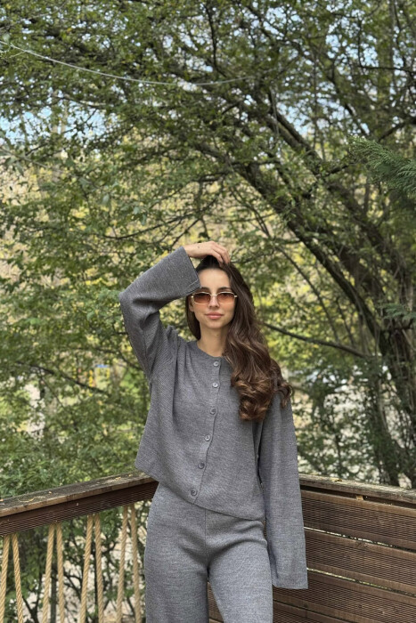 SET NJË NGJYRËSH I THJESHTË PULOVËR+PANTALLONA PËR FEMRA NË NGJYRË GRI - 2