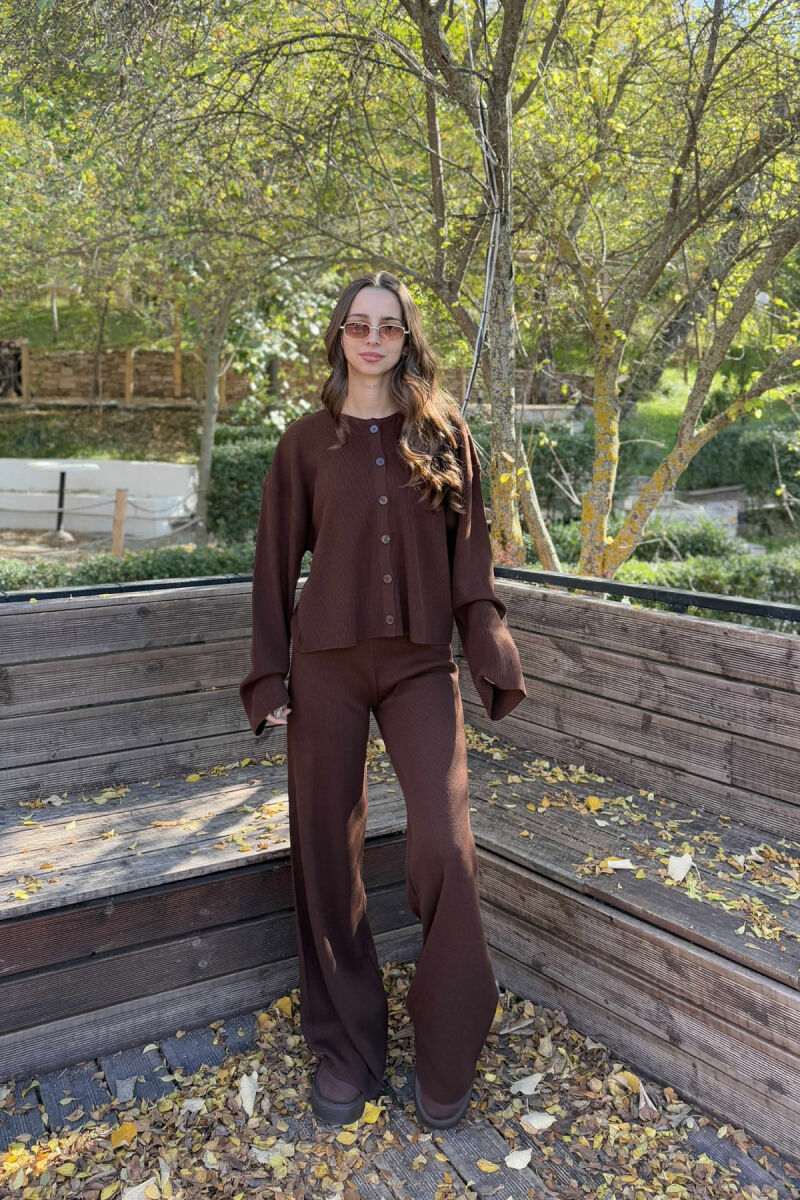 SET NJË NGJYRËSH I THJESHTË PULOVËR+PANTALLONA PËR FEMRA NË NGJYRË KAFE TË ERRËT - 1