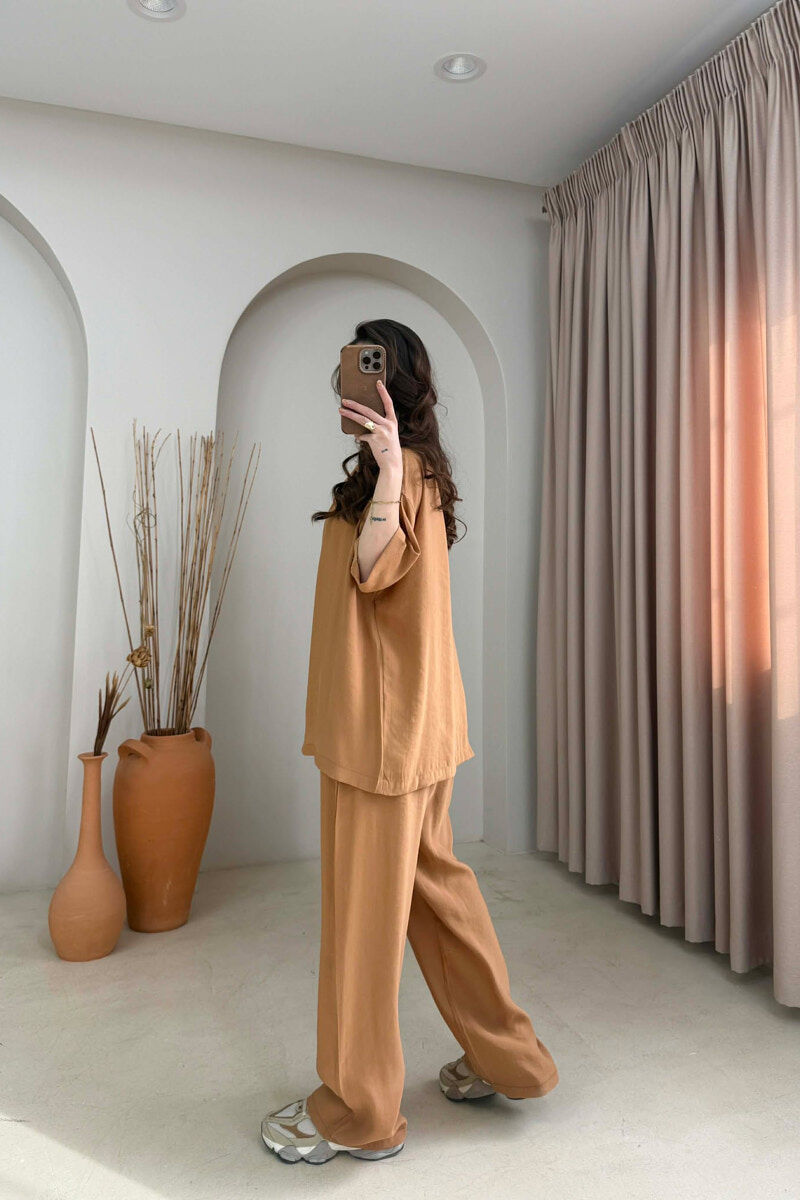 SET NJE NGJYRESH KEMISHE ME MENGE TE SHKURTRA +PANTALLONA PER FERMA NE NGJYRE KAFE TE ZBARDHUR - 4