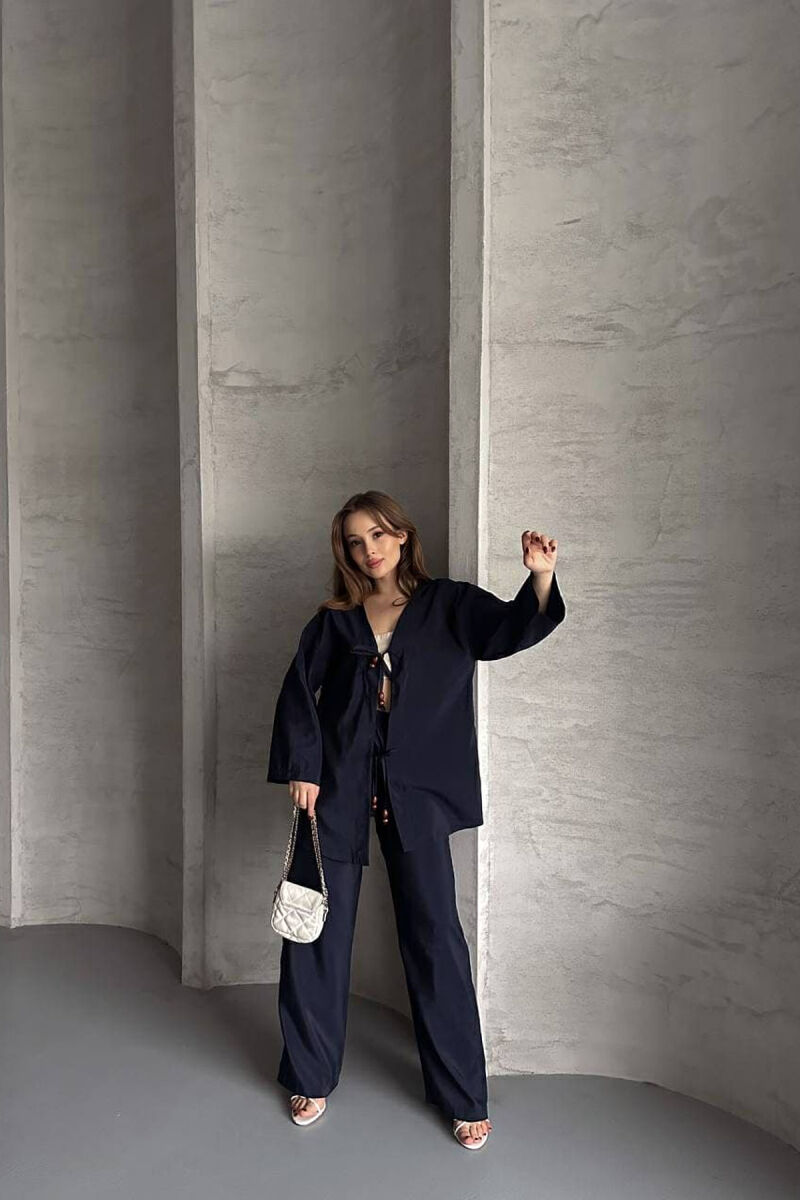 SET NJË NGJYRËSH ME DETAJIN E LIDHSEVE PANTALLONA+KËMISHË PËR FEMRA NË NGJYRËN BLU - 1