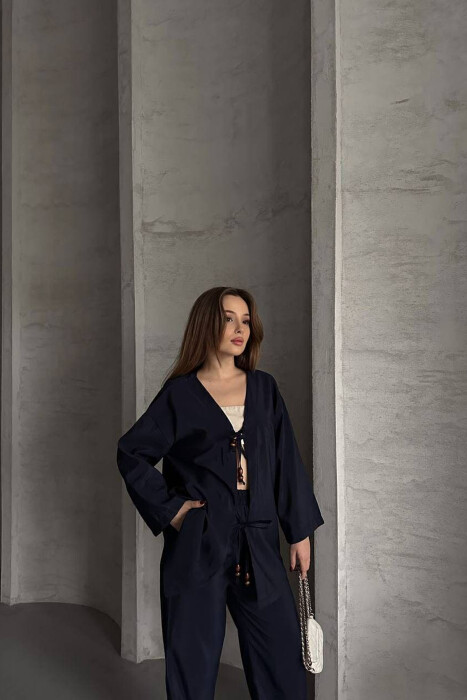 SET NJË NGJYRËSH ME DETAJIN E LIDHSEVE PANTALLONA+KËMISHË PËR FEMRA NË NGJYRËN BLU - 2