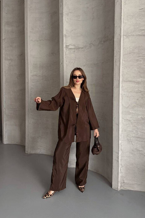 SET NJË NGJYRËSH ME DETAJIN E LIDHSEVE PANTALLONA+KËMISHË PËR FEMRA NË NGJYRËN KAFE - 1