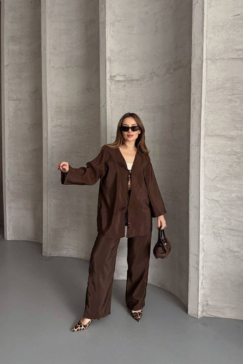 SET NJË NGJYRËSH ME DETAJIN E LIDHSEVE PANTALLONA+KËMISHË PËR FEMRA NË NGJYRËN KAFE - 1