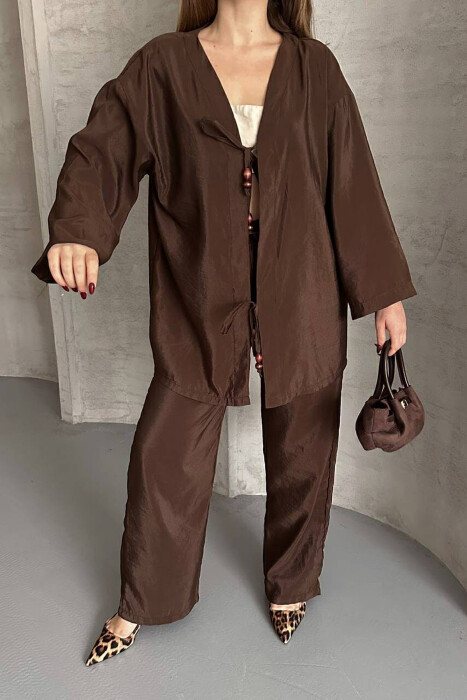 SET NJË NGJYRËSH ME DETAJIN E LIDHSEVE PANTALLONA+KËMISHË PËR FEMRA NË NGJYRËN KAFE - 2