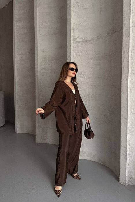 SET NJË NGJYRËSH ME DETAJIN E LIDHSEVE PANTALLONA+KËMISHË PËR FEMRA NË NGJYRËN KAFE - 3