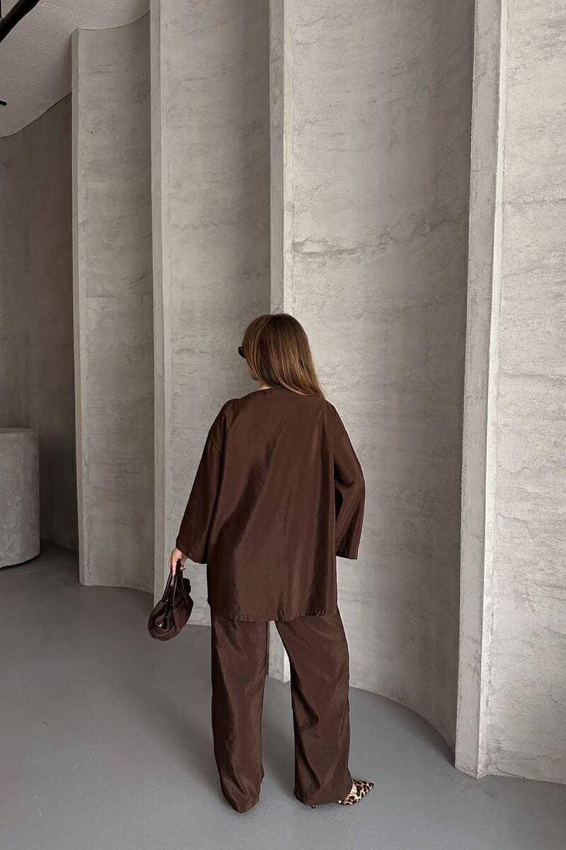 SET NJË NGJYRËSH ME DETAJIN E LIDHSEVE PANTALLONA+KËMISHË PËR FEMRA NË NGJYRËN KAFE - 4