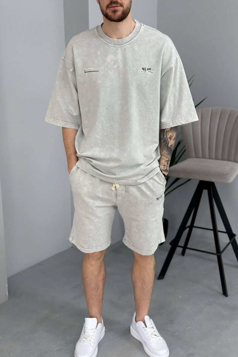 SET NJE NGJYRESH T-SHIRT ME SHKRIME + TUTA TE SHKURTRA PER MESHKUJ NE NGJYRE GRI TE ZBARDHUR - 3