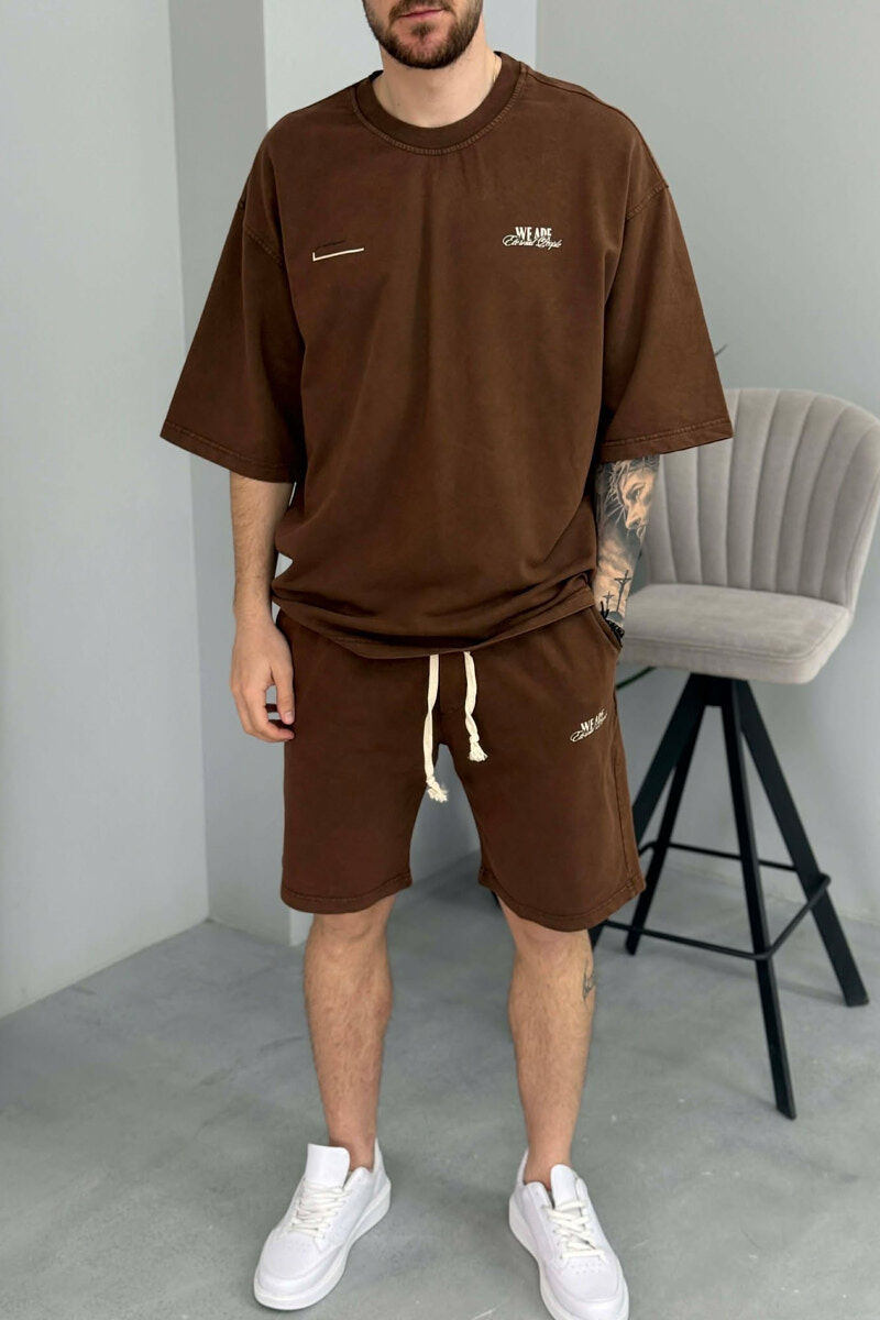 SET NJE NGJYRESH T-SHIRT ME SHKRIME + TUTA TE SHKURTRA PER MESHKUJ NE NGJYRE KAFE - 2