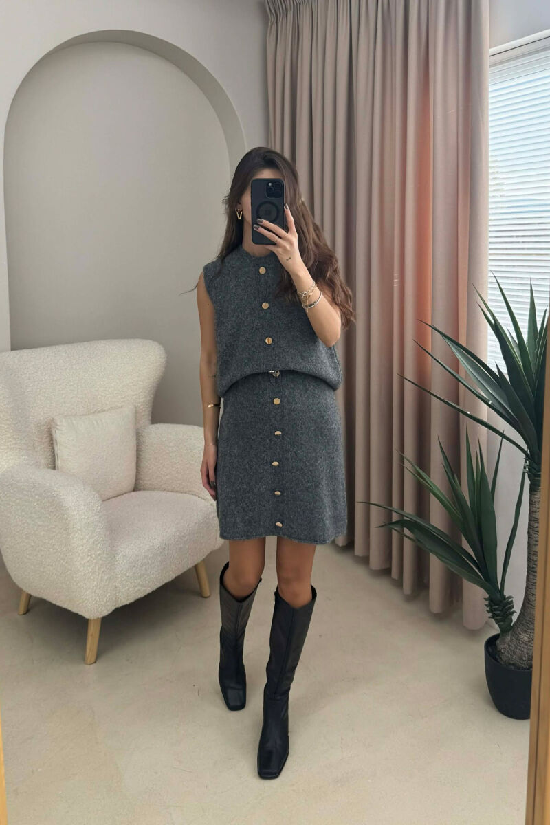 SET I THURRUR ME DETAJIN E BUTONAVE JELEK+FUND PËR FEMRA NË NGJYRË GRI TË ERRËT - 4