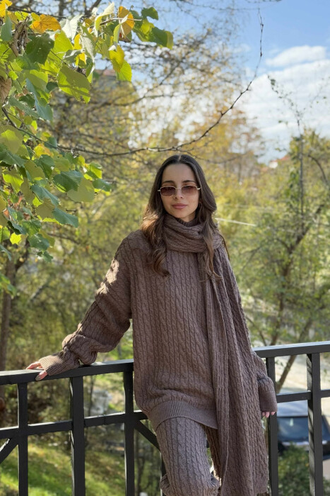 SET TRE PJESËSH I THURRUR SHALL+TRIKO+PANTALLONA ME GËRSHETA PËR FEMRA NË NGJYRË KAFE - 2