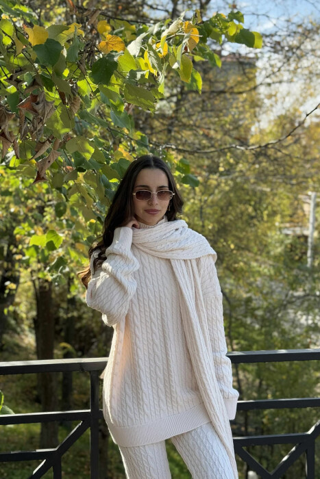 SET TRE PJESËSH I THURRUR SHALL+TRIKO+PANTALLONA ME GËRSHETA PËR FEMRA NË NGJYRË KREM - 2