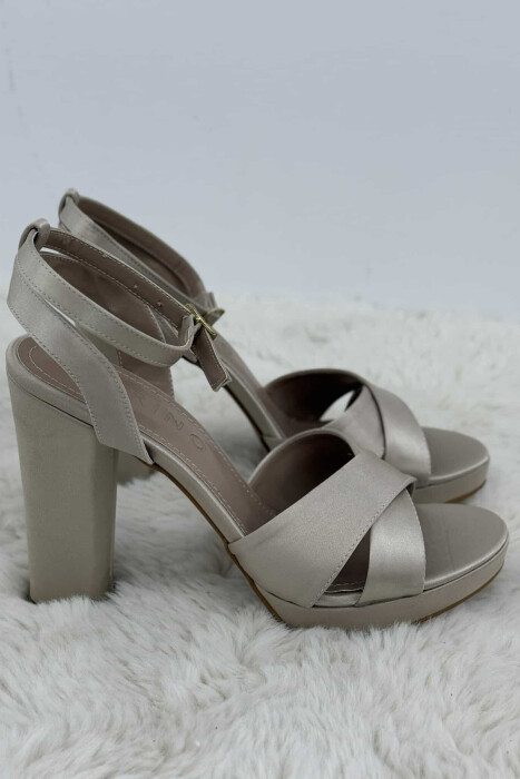 SANDALE TË SHNDRITSHME ME TAKË PËR FEMRA NË NGJYRË BEZHË - KLAUDIO FASHION