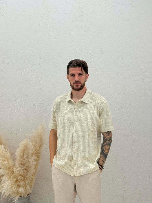 KEMISHE ME MENGE TE SHKURTRA E TEKSTURUAR PER MESHKUJ NE NGJYRE KREM - KLAUDIO FASHION
