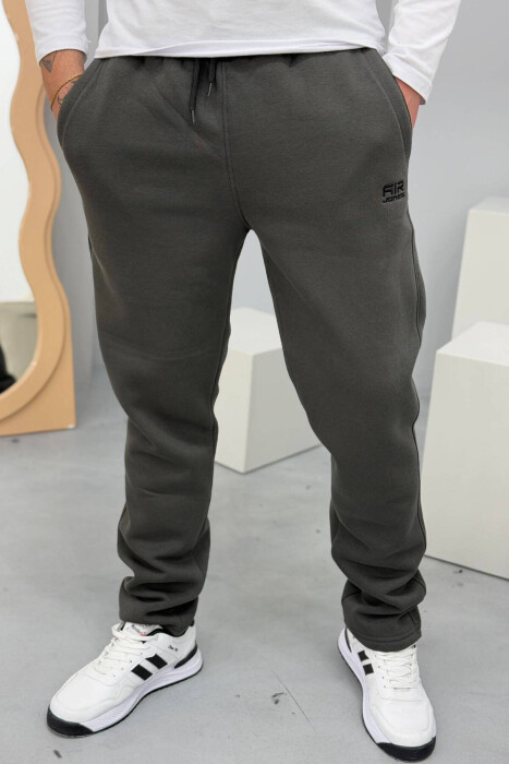 TUTA TË THJESHTA ME PUSH PËR MESHKUJ NË NGJYRËN JESHILE E ERRËT 