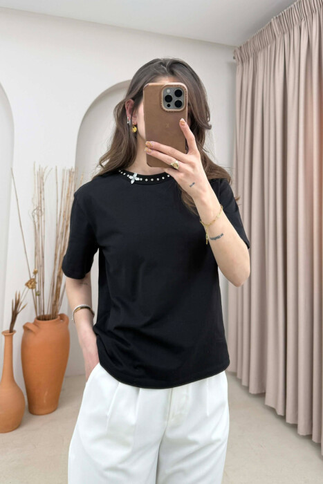 T-SHIRT ME DETAJE TEK PJESA E QAFES PER FEMRA NE NGJYRE TE ZEZE - 