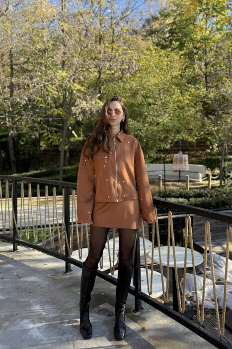 SET XHAKETË ME DETAJE GURËSH+FUND PËR FEMRA NË NGJYRË KAFE 